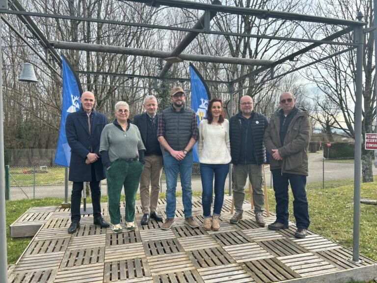 Signature officielle en présence d'élus.