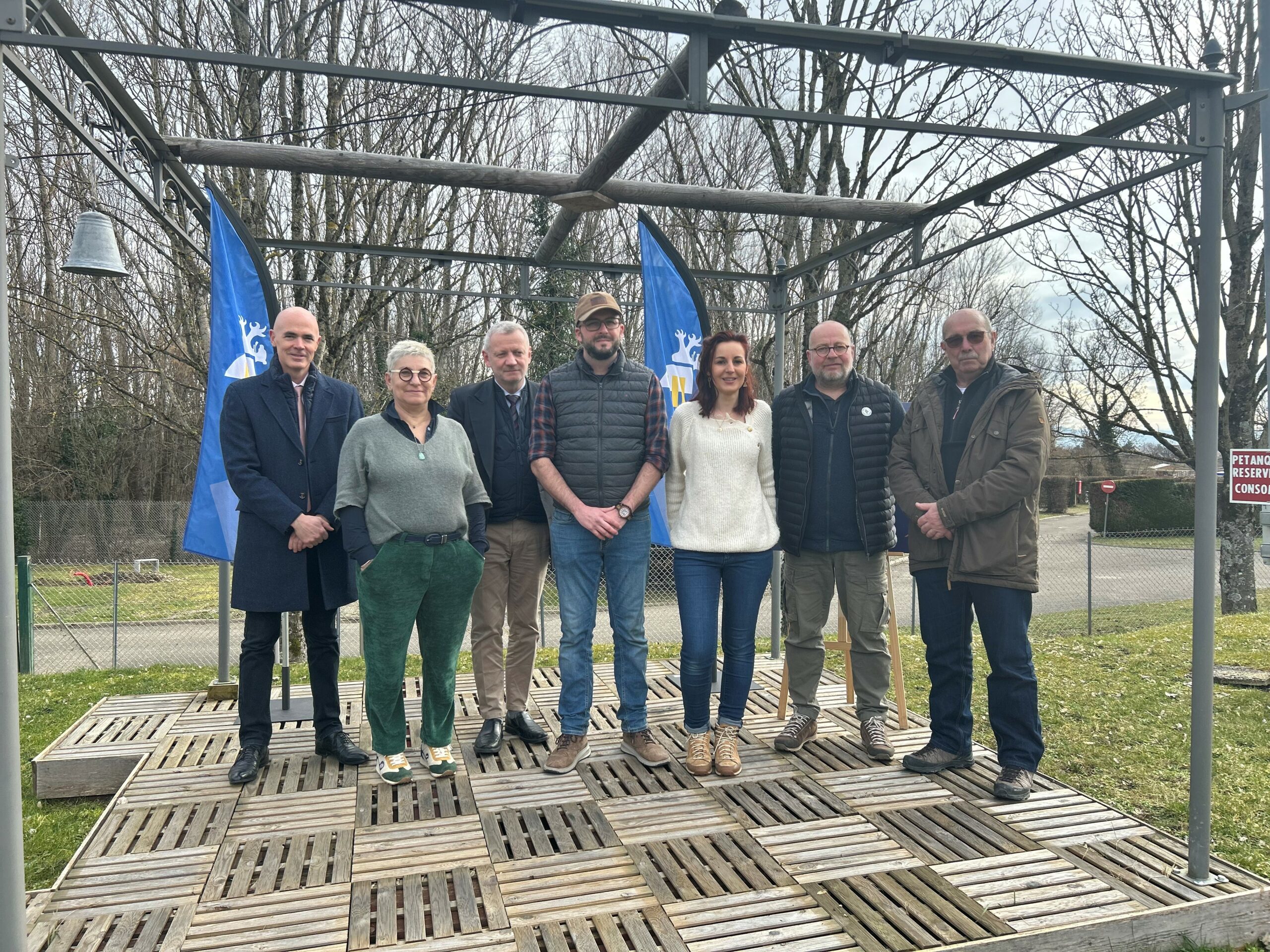 Signature officielle en présence d'élus.